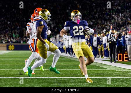22 novembre 2025 : notre Dame Running Back Aneyas Williams (22 ans) court avec le ballon pour un touchdown lors d'un match de football NCAA entre les Orange de Syracuse et les Irlandais de combat notre Dame au stade notre Dame de South Bend, Indiana. John Mersits/CSM Banque D'Images