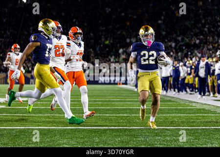 22 novembre 2025 : notre Dame Running Back Aneyas Williams (22 ans) court avec le ballon pour un touchdown lors d'un match de football NCAA entre les Orange de Syracuse et les Irlandais de combat notre Dame au stade notre Dame de South Bend, Indiana. John Mersits/CSM Banque D'Images