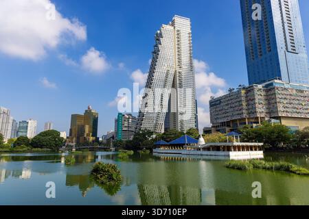 Horizon moderne de Colombo surplombant un lac avec des îles flottantes et des aigrettes, Sri Lanka Banque D'Images