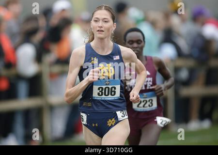 Sophie Novak, senior irlandaise de notre Dame Fighting, dirige la partie principale du championnat national de cross-country de la division I de la NCAA organisé par l'Université du Missouri le samedi 22 novembre 2025 au Gans Creek Cross Country course, Columbia Missouri. (Kim Hukari/image du sport) Banque D'Images