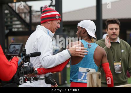 Nouveau-Mexique Lobos junior Habtom Samuel est félicité par l’entraîneur-chef Darren Gauson après avoir remporté le championnat national de cross-country de la division I de la NCAA organisé par l’Université du Missouri le samedi 22 novembre 2025 au parcours de cross-country de Gans Creek, Columbia Missouri. (Kim Hukari/image du sport) Banque D'Images