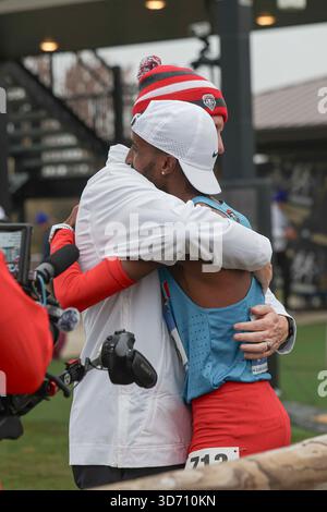 Nouveau-Mexique Lobos junior Habtom Samuel reçoit un câlin de félicitations de l'entraîneur-chef Darren Gauson après avoir remporté le championnat national de cross-country de la division I de la NCAA organisé par l'Université du Missouri le samedi 22 novembre 2025 au parcours de cross-country de Gans Creek, Columbia Missouri. (Kim Hukari/image du sport) Banque D'Images
