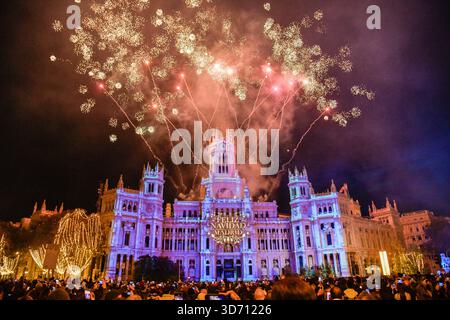 Madrid, Espagne. 22 novembre 2025. Les gens apprécient un spectacle de lumière de projection devant le Palais Cibeles à Madrid, Espagne, 22 novembre 2025. Madrid a organisé samedi une cérémonie de lumière de Noël avec un spectacle de lumière de projection. Crédit : Cheng min/Xinhua/Alamy Live News Banque D'Images
