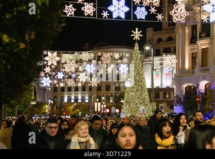 Madrid, Espagne. 22 novembre 2025. Les gens apprécient la lumière festive dans une rue de Madrid, Espagne, 22 novembre 2025. Madrid a organisé samedi une cérémonie de lumière de Noël avec un spectacle de lumière de projection. Crédit : Cheng min/Xinhua/Alamy Live News Banque D'Images