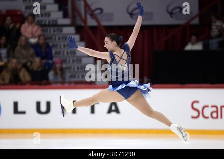 Helsinki, Finlande. 22 novembre 2025. Selma Valitalo, de Finlande, participe au tournoi libre féminin du Grand Prix de patinage artistique de l'ISU Finlandia Trophy 2025 à Helsinki, Finlande, le 22 novembre 2025. Crédit : Matti Matikainen/Xinhua/Alamy Live News Banque D'Images