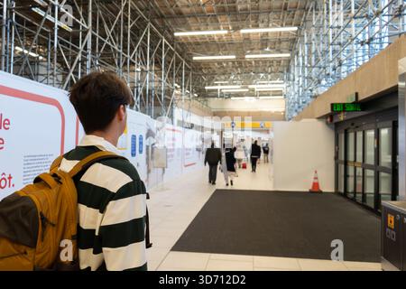 Un voyageur avec un sac à dos explore le terminal de l'aéroport occupé à l'intérieur. Aéroport de Calgary Banque D'Images
