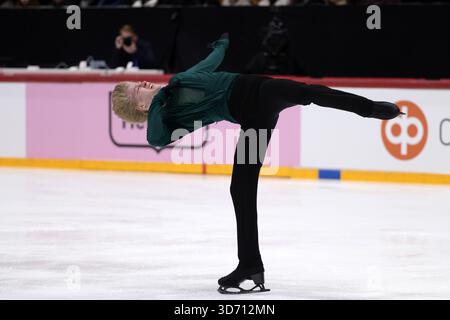 Helsinki, Finlande. 22 novembre 2025. Le canadien Stephen Gogolev participe au tournoi libre masculin du Grand Prix de patinage artistique de l'ISU Trophée Finlandia 2025 à Helsinki, Finlande, le 22 novembre 2025. Crédit : Matti Matikainen/Xinhua/Alamy Live News Banque D'Images