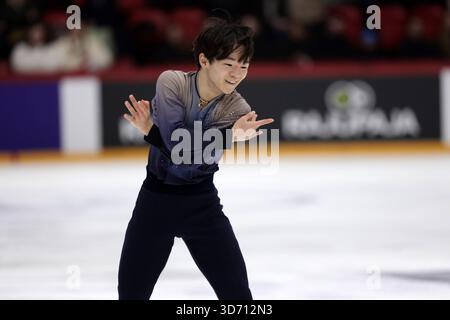 Helsinki, Finlande. 22 novembre 2025. Le Japonais Kagiyama Yuma participe au tournoi libre masculin du Grand Prix de patinage artistique de l'ISU Finlandia Trophy 2025 à Helsinki, Finlande, le 22 novembre 2025. Crédit : Matti Matikainen/Xinhua/Alamy Live News Banque D'Images