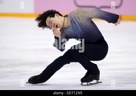 Helsinki, Finlande. 22 novembre 2025. Le Japonais Kagiyama Yuma participe au tournoi libre masculin du Grand Prix de patinage artistique de l'ISU Finlandia Trophy 2025 à Helsinki, Finlande, le 22 novembre 2025. Crédit : Matti Matikainen/Xinhua/Alamy Live News Banque D'Images