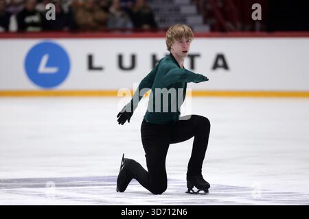 Helsinki, Finlande. 22 novembre 2025. Le canadien Stephen Gogolev participe au tournoi libre masculin du Grand Prix de patinage artistique de l'ISU Trophée Finlandia 2025 à Helsinki, Finlande, le 22 novembre 2025. Crédit : Matti Matikainen/Xinhua/Alamy Live News Banque D'Images