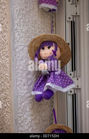 Budva, Monténégro - 28 juin 2023 : magasin avec de la lavande séchée, petite poupée sur la vitrine dans une robe violette avec un sac de lavande dans sa main Banque D'Images