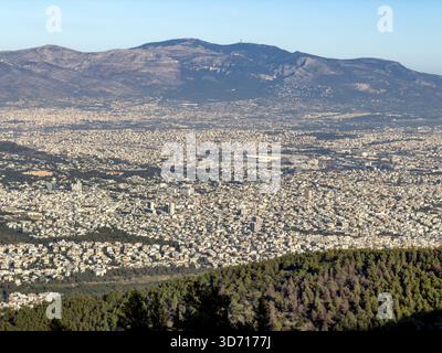 Paysage urbain d'Athènes avec les montagnes Parnitha vues depuis Hymettus, sous un ciel clair et une douce brume Banque D'Images
