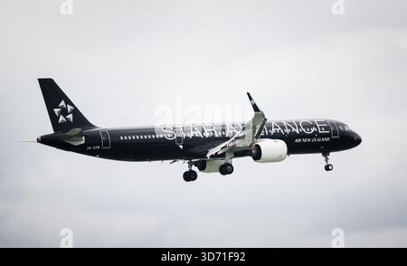 Auckland, Nouvelle-Zélande – 23 novembre 2025 : Air New Zealand (Star Alliance Black Livery) ZK-OYB Airbus A321-271NX à destination de l'aéroport international d'Auckland Banque D'Images