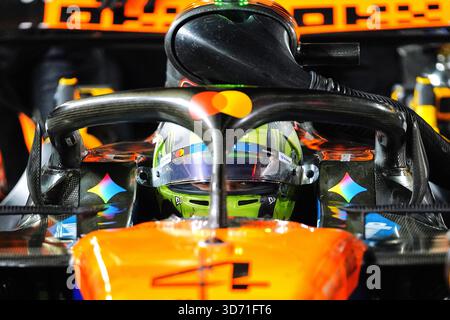 Las Vegas, États-Unis. 22 novembre 2025. Lando Norris, pilote britannique de McLaren, se prépare avant le Grand Prix américain de formule 1 2025 au circuit de Las Vegas, à Las Vegas, aux États-Unis, le 22 novembre 2025. Crédit : Wu Xiaoling/Xinhua/Alamy Live News Banque D'Images