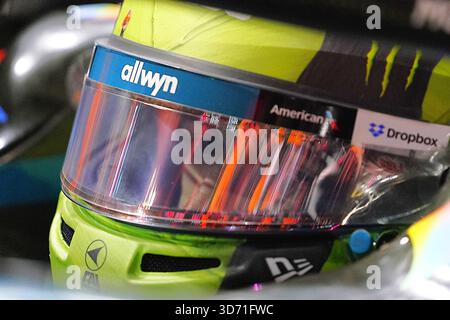 Las Vegas, États-Unis. 22 novembre 2025. Lando Norris, pilote britannique de McLaren, se prépare avant le Grand Prix américain de formule 1 2025 au circuit de Las Vegas, à Las Vegas, aux États-Unis, le 22 novembre 2025. Crédit : Wu Xiaoling/Xinhua/Alamy Live News Banque D'Images
