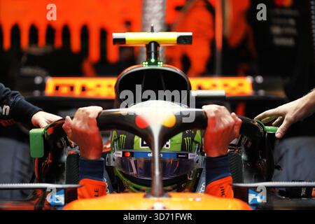 Las Vegas, États-Unis. 22 novembre 2025. Lando Norris, pilote britannique de McLaren, se prépare avant le Grand Prix américain de formule 1 2025 au circuit de Las Vegas, à Las Vegas, aux États-Unis, le 22 novembre 2025. Crédit : Wu Xiaoling/Xinhua/Alamy Live News Banque D'Images