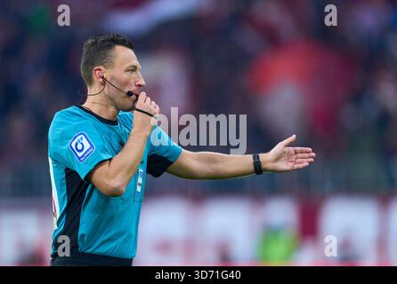 Arbitre Sven Jablonski avec sifflet, gestes, spectacles, montre, action individuelle, Schiedsrichter, Hauptschiedsrichter, schiri, Pfeiffe, Pfiff, dans le match FC BAYERN Muenchen - SC FREIBURG 6-2 le 22 novembre 2025 à Allianz Arena Muenchen, Allemagne. Saison 2026/2026, 1.Bundesliga, FCB, journée 11, photographe : ddp images/STAR-images - LA RÉGLEMENTATION DFL INTERDIT TOUTE UTILISATION DE PHOTOGRAPHIES comme SÉQUENCES D'IMAGES et/ou QUASI-VIDÉO - crédit : ddp Media GmbH/Alamy Live News Banque D'Images