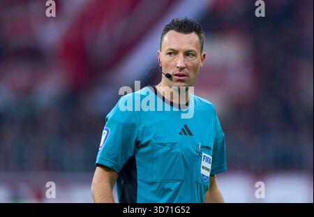 Arbitre Sven Jablonski avec sifflet, gestes, spectacles, montre, action individuelle, Schiedsrichter, Hauptschiedsrichter, schiri, Pfeiffe, Pfiff, dans le match FC BAYERN Muenchen - SC FREIBURG 6-2 le 22 novembre 2025 à Allianz Arena Muenchen, Allemagne. Saison 2026/2026, 1.Bundesliga, FCB, journée 11, photographe : ddp images/STAR-images - LA RÉGLEMENTATION DFL INTERDIT TOUTE UTILISATION DE PHOTOGRAPHIES comme SÉQUENCES D'IMAGES et/ou QUASI-VIDÉO - crédit : ddp Media GmbH/Alamy Live News Banque D'Images