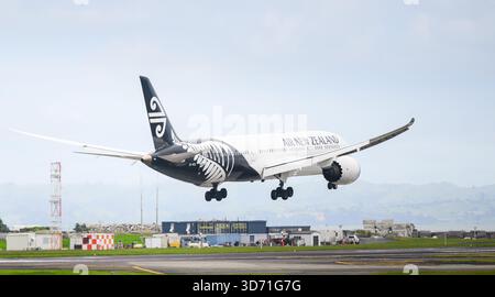 Auckland, Nouvelle-Zélande – 23 novembre 2025 : Air New Zealand ZK-NZL Boeing 787-9 Dreamliner atterrissant à l'aéroport international d'Auckland. Banque D'Images