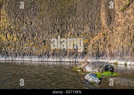 Affleurements de roches basaltiques sur South Fork Crooked River, Crooked River Natl Wild et Scenic River, au sud de Prineville, région de High Desert, Oregon, États-Unis Banque D'Images