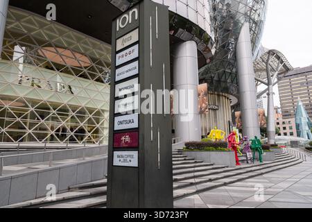 Singapour - 1er mai 2025 : le panneau du centre commercial Ion Orchard se tient bien en vue à l'extérieur, présentant diverses marques, tout en étant une sculpture colorée Banque D'Images