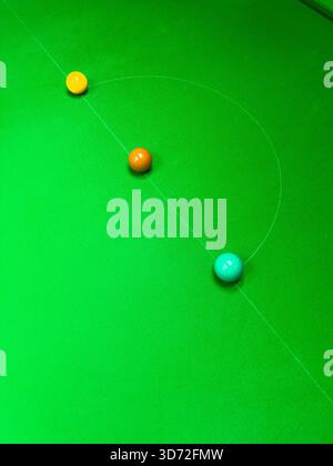 Une photographie en gros plan de la toile verte d'une table de snooker. L'image montre clairement les lignes de craie définissant la zone « d » Banque D'Images