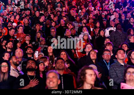 Las Vegas, États-Unis. 22 novembre 2025. Les fans sont vus avant le Grand Prix de formule 1 de Las Vegas sur le Las Vegas Strip circuit à Las Vegas le samedi 22 novembre 2025. Photo de Greg Nash/UPI crédit : UPI/Alamy Live News Banque D'Images
