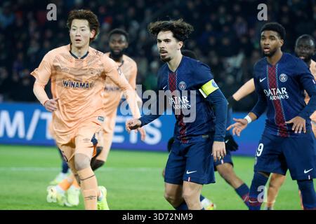 Paris, France. 22 novembre 2025. Vitinha du PSG lors du match de football français de League One 2025-26, PSG vs le Havre au stade du Parc des Princes, Paris, France, le 22 novembre 2025. Photo de Henri Szwarc/ABACAPRESS.COM crédit : Abaca Press/Alamy Live News Banque D'Images