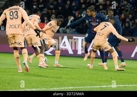 Paris, France. 22 novembre 2025. Bradley Barcola du PSG lors du match de football français de League One 2025-26, PSG vs le Havre au Parc des Princes Stadium, Paris, France, le 22 novembre 2025. Photo de Henri Szwarc/ABACAPRESS.COM crédit : Abaca Press/Alamy Live News Banque D'Images