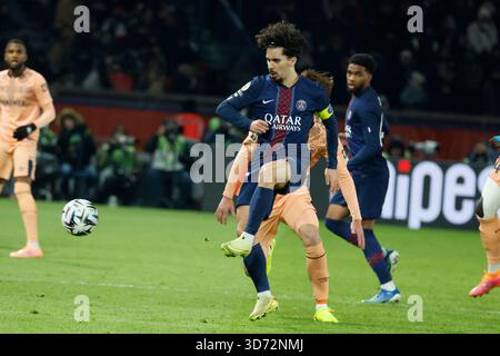 Paris, France. 22 novembre 2025. Vitinha du PSG lors du match de football français de League One 2025-26, PSG vs le Havre au stade du Parc des Princes, Paris, France, le 22 novembre 2025. Photo de Henri Szwarc/ABACAPRESS.COM crédit : Abaca Press/Alamy Live News Banque D'Images