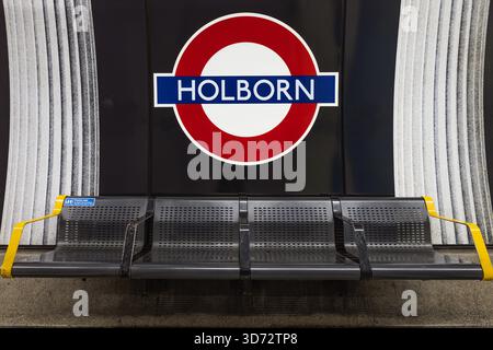 Panneau de la station de métro Holborn et rond-point. Londres, Royaume-Uni, 21 octobre 2023 Banque D'Images