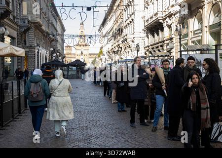 Milan, Italie. 23 novembre 2025. Camera Ardente Ornella Vanoni Milano - Italia - Cronaca Domenica, 23 novembre, 2025 (Foto di Marco Ottico/Lapresse) Chapelle de repos Ornella Vanoni Milan - Italie - Actualités dimanche, 23 novembre, 2025 (photo de Marco Ottico/Lapresse) crédit : LaPresse/Alamy Live News Banque D'Images