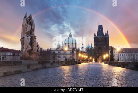 Pont Charles (Karluv Most) sur la rivière Vltava avec arc-en-ciel, site du patrimoine mondial de l'UNESCO, Prague, République tchèque, Europe Banque D'Images
