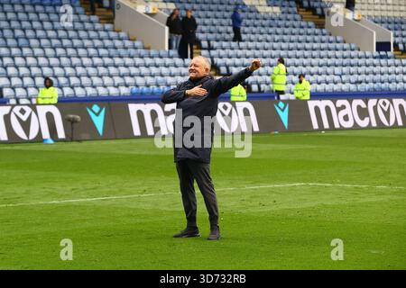 Hillsborough Stadium, Sheffield, Angleterre - 23 novembre 2025 Chris Wilder Manager de Sheffield United célèbre sa victoire devant les fans suivants - après le match Sheffield Wednesday v Sheffield United, EFL Championship, 2025/26, Hillsborough Stadium, Sheffield, Angleterre - 23 novembre 2025 crédit : Arthur Haigh/WhiteRosePhotos/Alamy Live News Banque D'Images