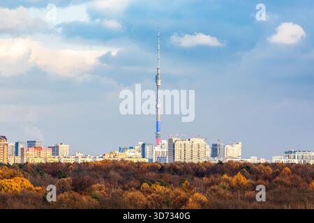 Tour de télévision Ostankinskaya, nouveaux immeubles d'appartements et parc de la ville le jour d'automne Banque D'Images