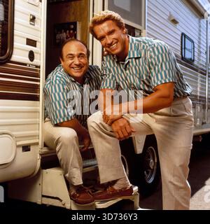 DANNY DEVITO et ARNOLD SCHWARZENEGGER dans TWINS (1988), réalisé par IVAN REITMAN. Crédit : UNIVERSAL PICTURES / album Banque D'Images