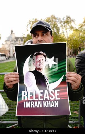 Manifestation pro-Khan à Londres les partisans d'Imran Khan ont formé une chaîne humaine aujourd'hui à Parliament Square à Londres. La manifestation, organisée par les partisans du PTI Tehreek-e-Insaf basé au Royaume-Uni, vise à exiger justice et liberté pour l'ancien premier ministre, appelant à sa libération et à la restauration des processus démocratiques. Londres Angleterre Royaume-Uni Copyright : xJoaoxDanielxPereirax Banque D'Images