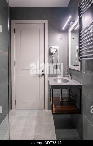 Salle de bains moderne intérieur avec douche à l'italienne et toilettes murales Banque D'Images