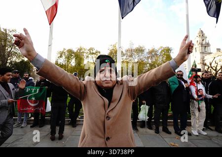 Manifestation pro-Khan à Londres les partisans d'Imran Khan ont formé une chaîne humaine aujourd'hui à Parliament Square à Londres. La manifestation, organisée par les partisans du PTI Tehreek-e-Insaf basé au Royaume-Uni, vise à exiger justice et liberté pour l'ancien premier ministre, appelant à sa libération et à la restauration des processus démocratiques. Londres Angleterre Royaume-Uni Copyright : xJoaoxDanielxPereirax Banque D'Images