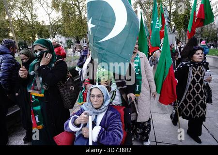 Manifestation pro-Khan à Londres les partisans d'Imran Khan ont formé une chaîne humaine aujourd'hui à Parliament Square à Londres. La manifestation, organisée par les partisans du PTI Tehreek-e-Insaf basé au Royaume-Uni, vise à exiger justice et liberté pour l'ancien premier ministre, appelant à sa libération et à la restauration des processus démocratiques. Londres Angleterre Royaume-Uni Copyright : xJoaoxDanielxPereirax Banque D'Images