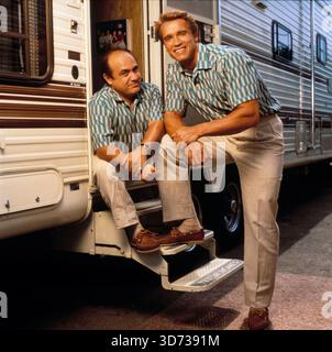 DANNY DEVITO et ARNOLD SCHWARZENEGGER dans TWINS (1988), réalisé par IVAN REITMAN. Crédit : UNIVERSAL PICTURES / album Banque D'Images