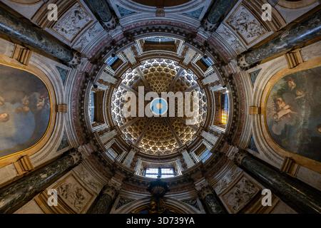 Sienne, Italie - 19 juillet 2025 : le dôme de la cathédrale de Sienne, un superbe exemple d'architecture gothique, présente des caissons complexes et des fenêtres lumineuses Banque D'Images