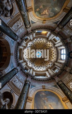 Sienne, Italie - 19 juillet 2025 : L'intérieur du dôme de la cathédrale de Sienne présente une architecture Renaissance avec des conceptions complexes à caissons, des fresques vibrantes et Banque D'Images