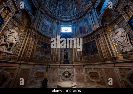 Sienne, Italie - 19 juillet 2025 : la chapelle ornée de la cathédrale de Sienne présente des fresques et du marbre complexes. Son design Renaissance met en valeur le religieux Banque D'Images
