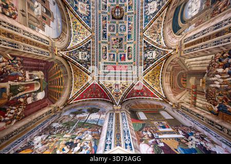 Sienne, Italie - 19 juillet 2025 : la bibliothèque Piccolomini de Sienne présente des fresques Renaissance vibrantes de Pinturicchio. Motifs ornés et couleurs vives Banque D'Images