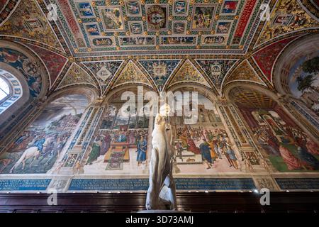 Sienne, Italie - 19 juillet 2025 : fresques Renaissance de Pinturicchio ornent le plafond de la bibliothèque Piccolomini, représentant la vie du pape Pie Ier Banque D'Images