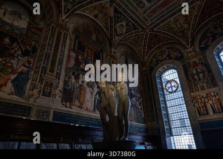 Sienne, Italie - 19 juillet 2025 : la bibliothèque Piccolomini dans le Duomo de Sienne présente des fresques vibrantes de Pinturicchio, mettant en valeur la splendo artistique de la Renaissance Banque D'Images