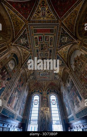 Sienne, Italie - 19 juillet 2025 : la bibliothèque Piccolomini de Sienne, en Italie, présente un magnifique plafond Renaissance orné de fresques de Pinturicchio. Banque D'Images