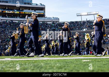 22 novembre 2025 : le groupe notre Dame se produit avant le match de football NCAA entre les Orange de Syracuse et les Fighting Irish de notre Dame au stade notre Dame de South Bend, Indiana. John Mersits/CSM Banque D'Images