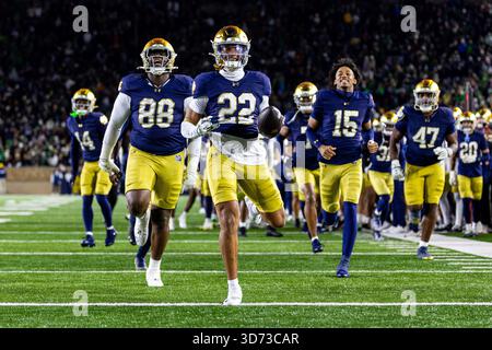 22 novembre 2025 : notre Dame Safety Ethan long (22 ans) célèbre l'interception avec ses coéquipiers lors d'un match de football NCAA entre l'Orange de Syracuse et l'Irlandais notre Dame Fighting au notre Dame Stadium de South Bend, Indiana. John Mersits/CSM Banque D'Images